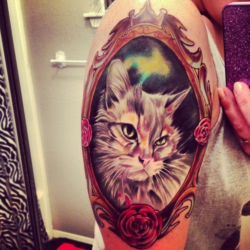 手臂彩色猫肖像纹身图案