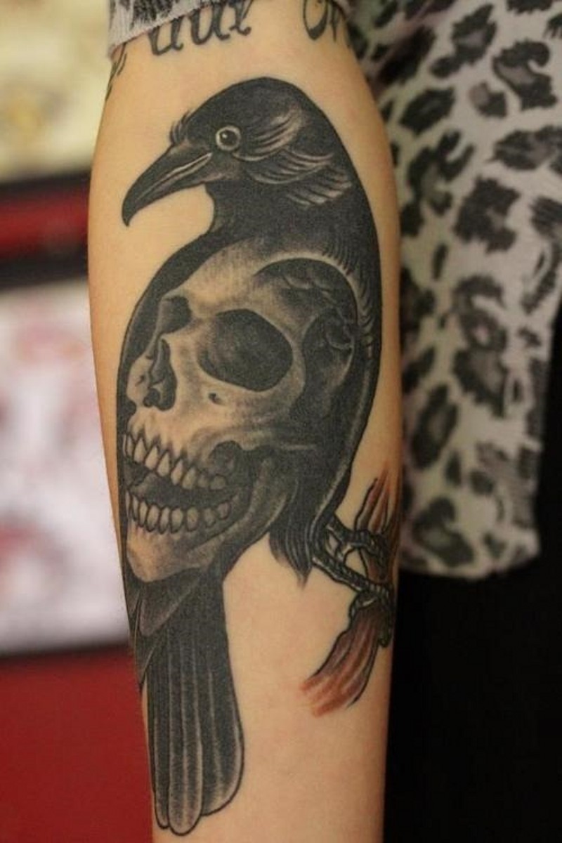 手臂黑色乌鸦与骷髅纹身图案