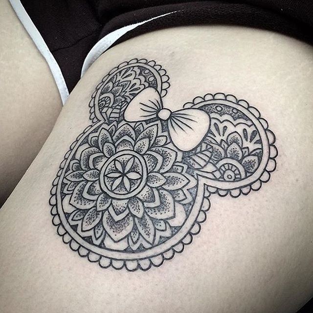 大腿可爱的黑色米妮形观赏花卉纹身图案