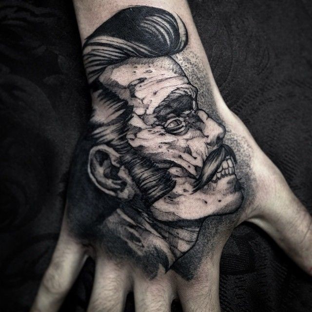 手背黑色雕刻风格怪物僵尸脸纹身图案