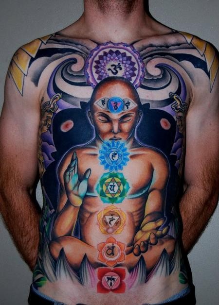 胸部和腹部彩绘神秘的印度教雕像纹身图案