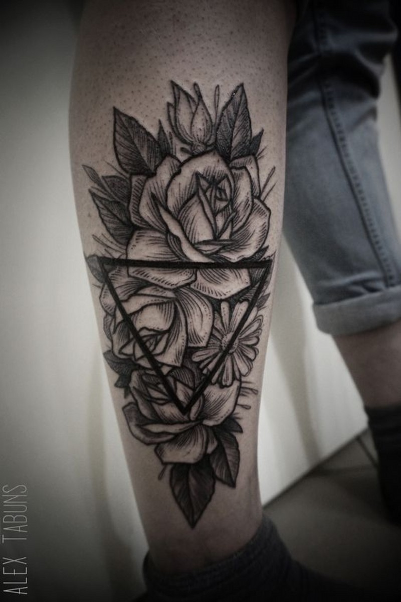 小腿欧美黑色玫瑰与三角形纹身图案