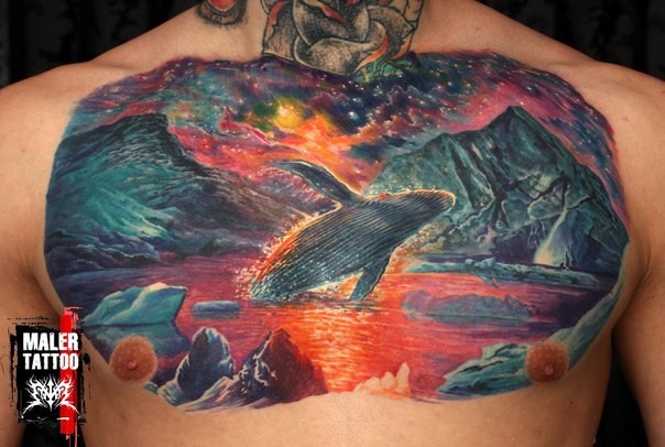 胸部惊人的彩色鲸鱼与山脉湖泊纹身图案