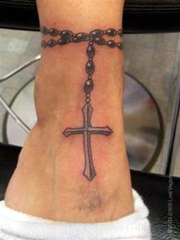 手臂黑色念珠和十字架纹身图案