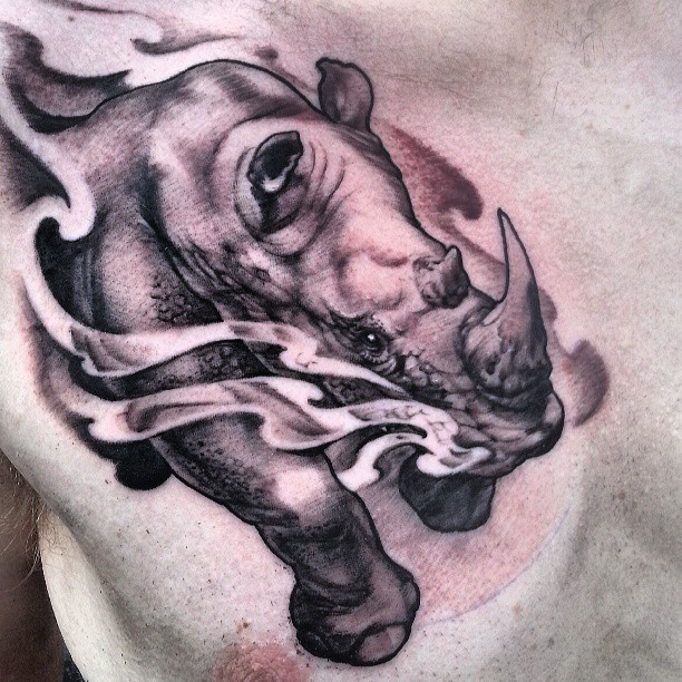 胸部奔跑的犀牛纹身图案
