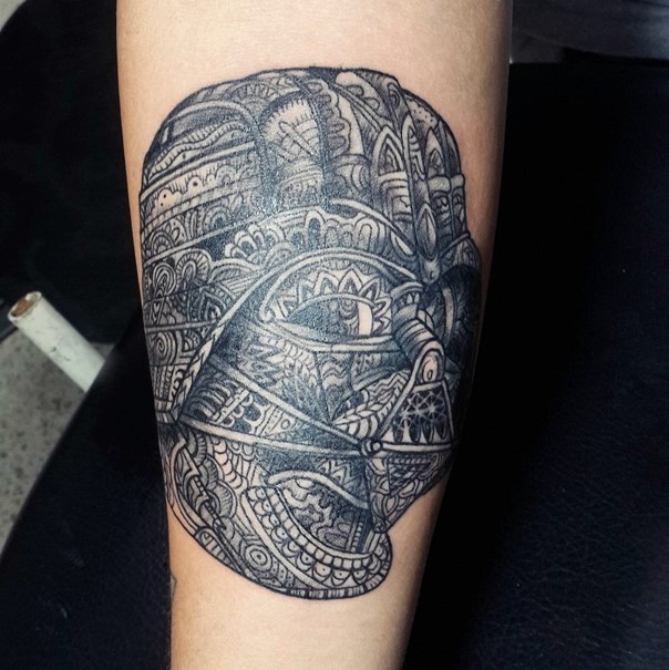 小臂复杂的黑色部落面具纹身图案