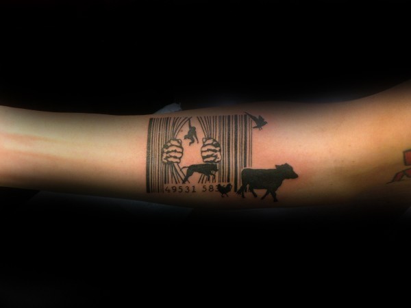 手臂黑色条码形与各种动物纹身图案