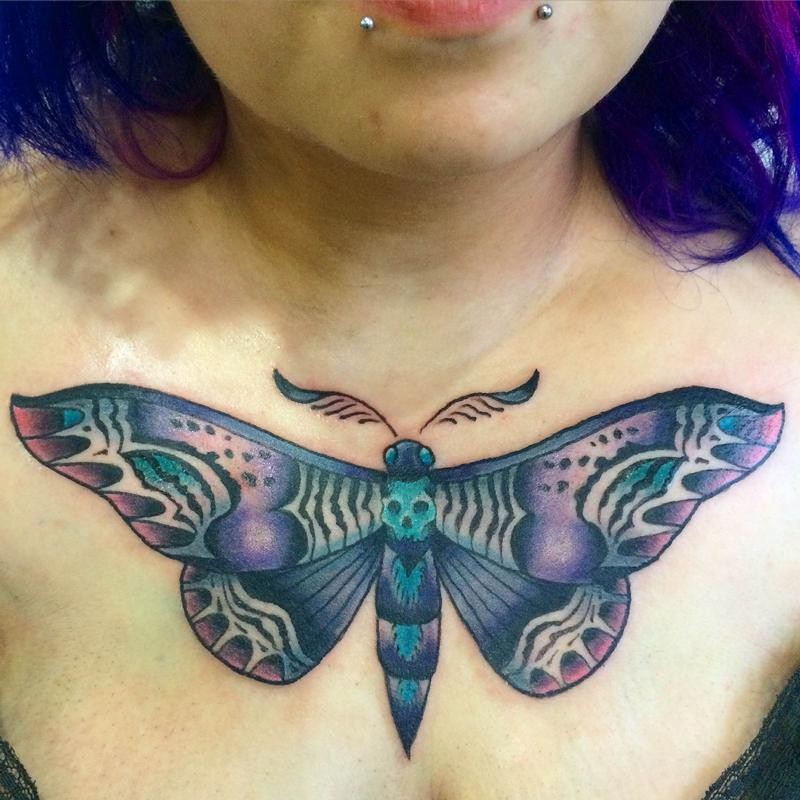 彩色胸部蝴蝶与人骷髅纹身图案