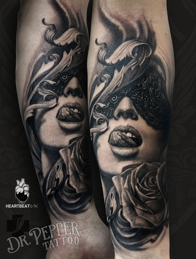 小臂黑白女性面具和玫瑰纹身图案