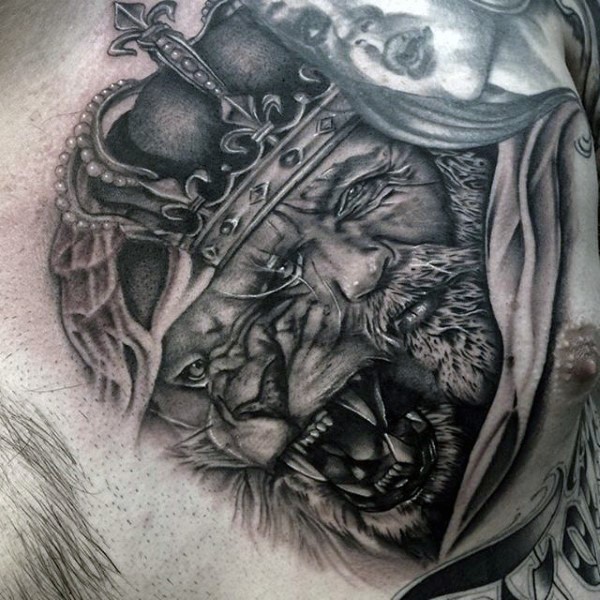 胸部写实的黑白国王与狮子纹身图案
