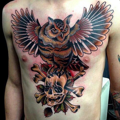 胸部华丽的彩色猫头鹰与骷髅和骨骼纹身图案