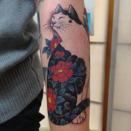 手臂漂亮的猫和红色花朵纹身图案