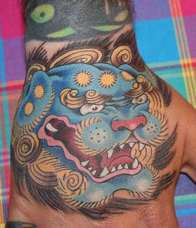 手背唐狮头像纹身图案