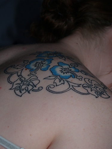 蓝色的芙蓉花纹身图案