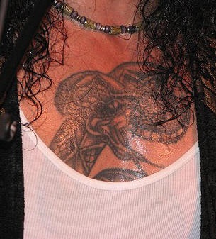 胸部黑色的蛇纹身图案