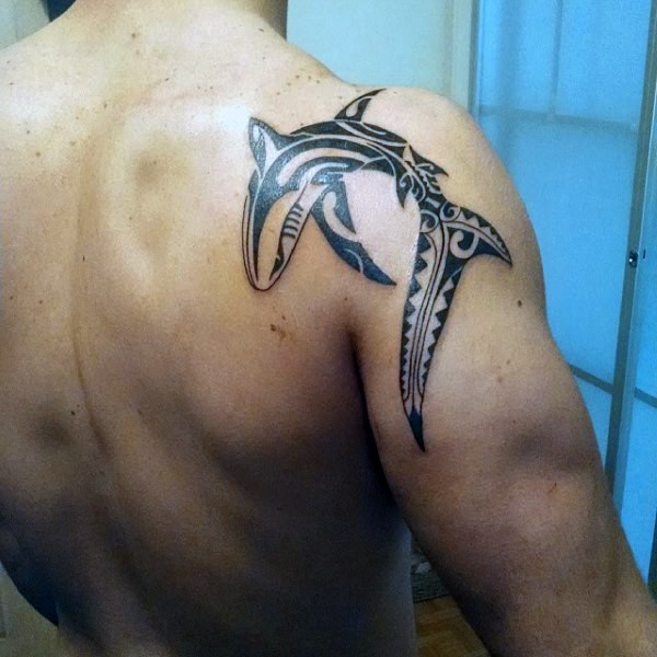 华丽的黑色图腾鲨鱼肩部纹身图案
