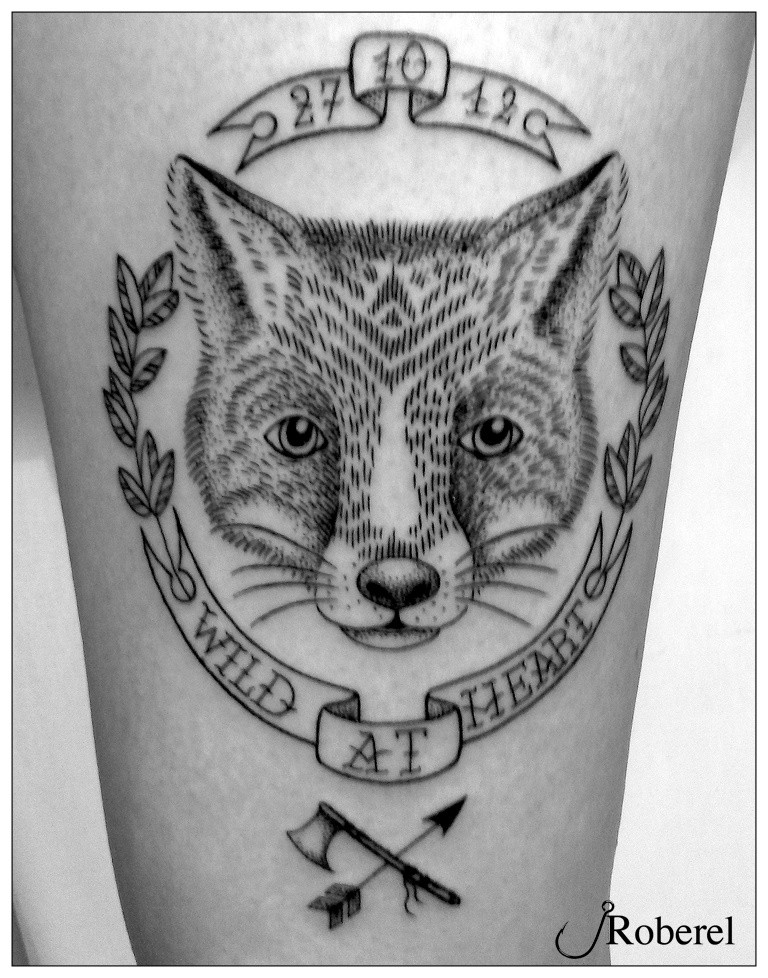 大腿黑色线条狐狸头和字母纹身图案