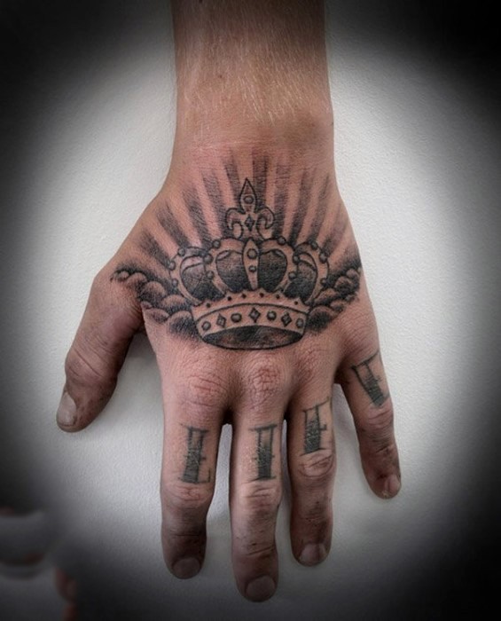 手臂经典的黑色太阳皇冠纹身图案