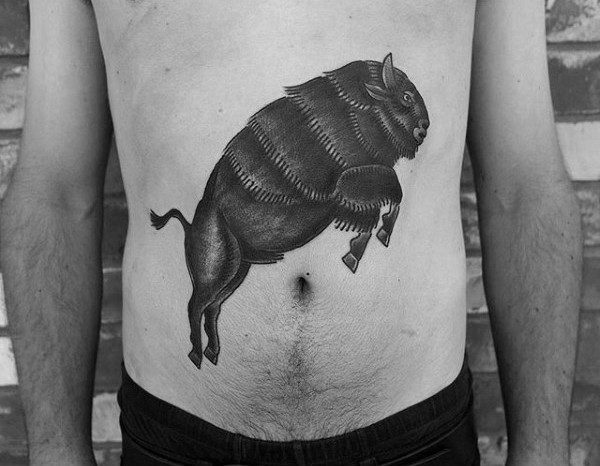 腹部极漂亮的黑色跳跃牦牛纹身图案