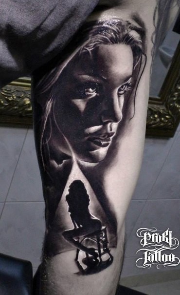 大腿黑色写实性感女人与椅子纹身图案