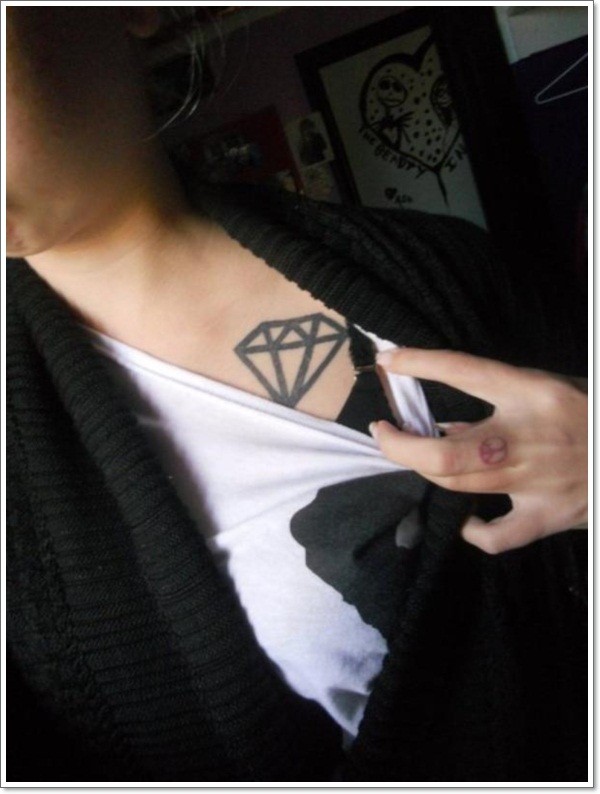 黑色线条钻石胸部纹身图案