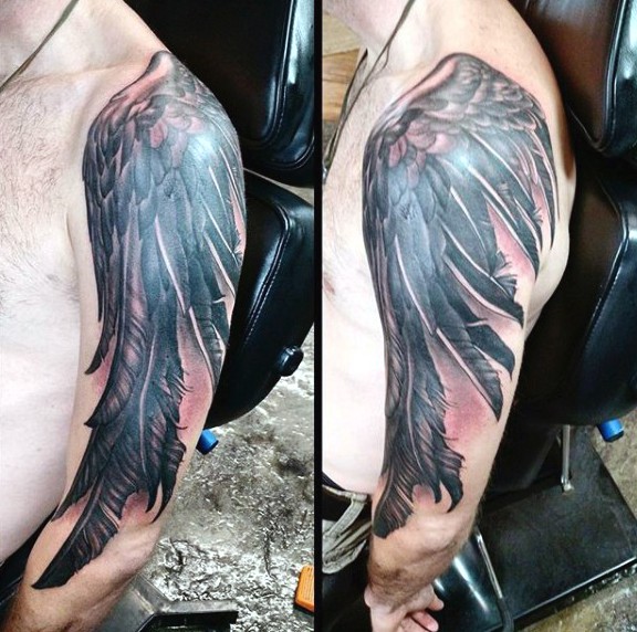 肩部和手臂好看的黑灰翅膀纹身图案