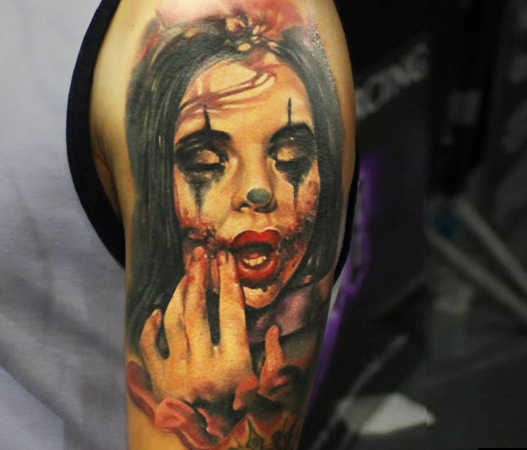 大臂彩色令人毛骨悚然的女性小丑纹身图案