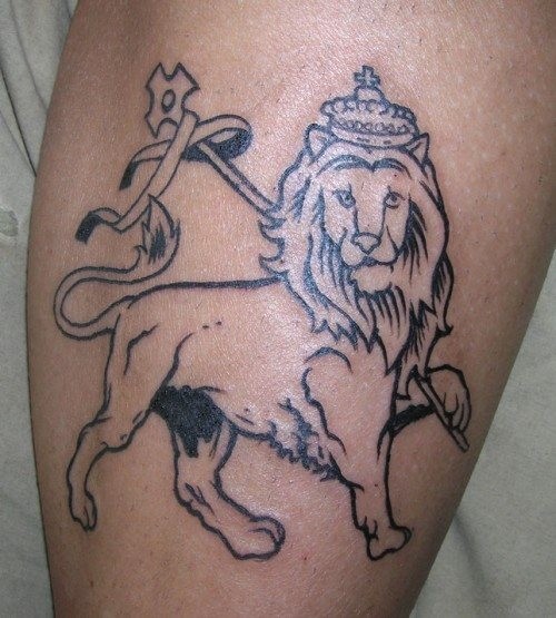 简单的黑色线条狮子与皇冠纹身图案