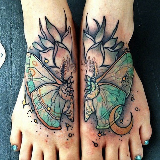 脚背彩色分开的蝴蝶翅膀花朵和月亮纹身图案