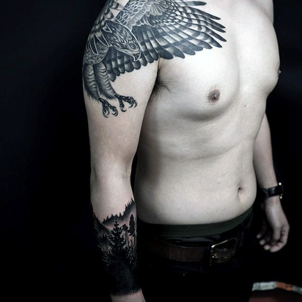 有趣的手绘黑灰鹰肩部纹身图案