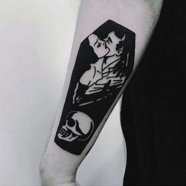 手臂黑白骷髅棺材和恋人纹身图案