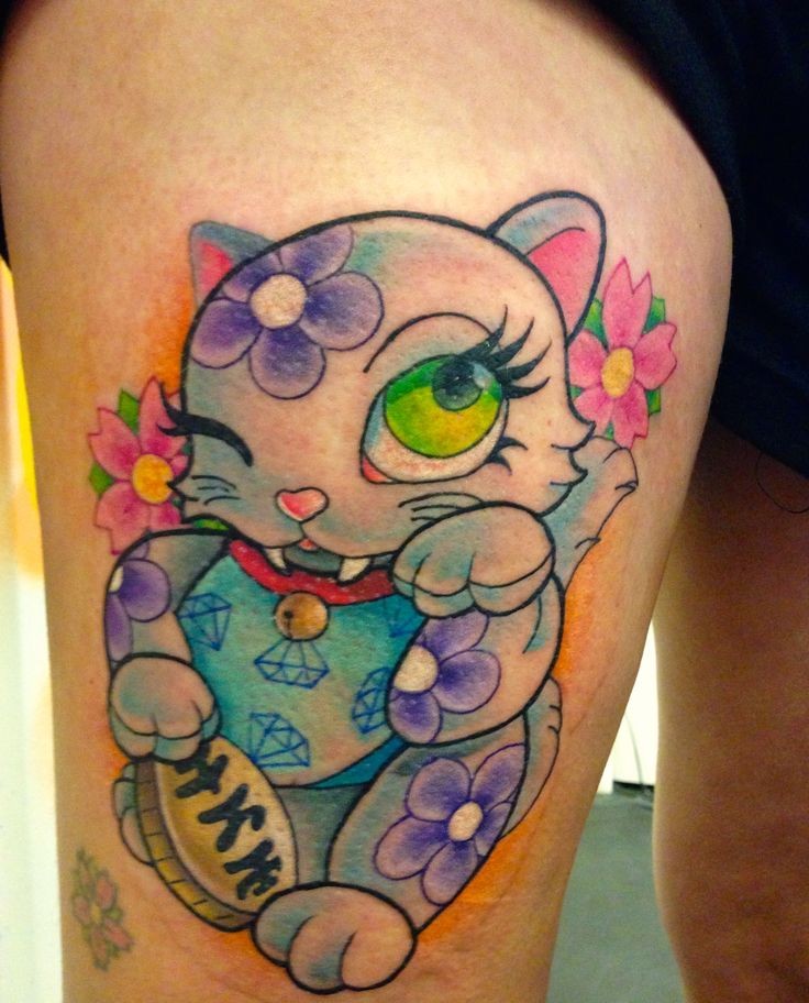 大腿彩色迷人的招财猫和花朵日文纹身图案