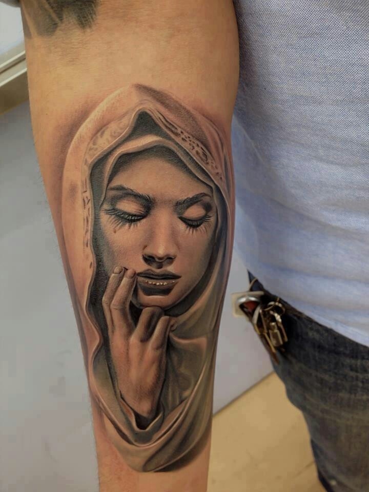 小臂写实风格黑白女人肖像纹身图案