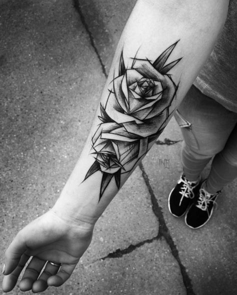 手臂简约素描风格黑色玫瑰花纹身图案