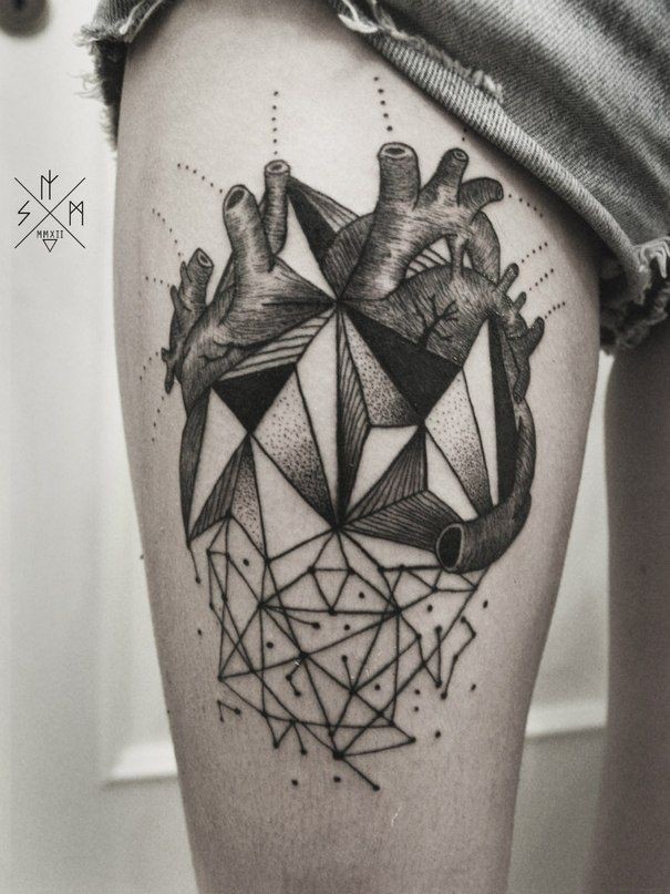 大腿上的黑色几何心脏纹身图案