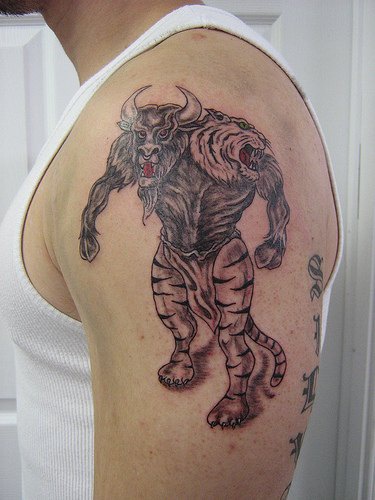 大臂愤怒的牛头人纹身图案