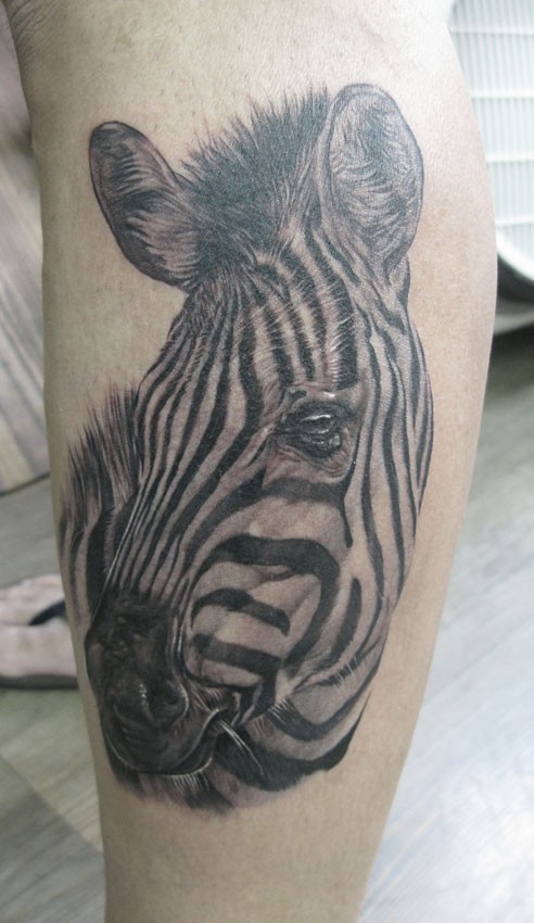 小腿奇妙逼真的黑白斑马纹身图案
