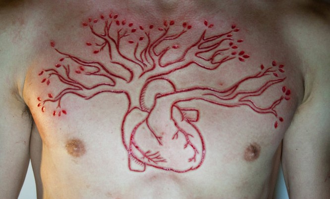 胸部心脏生长出的树割肉纹身图案