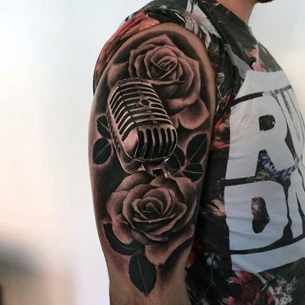 大臂黑灰麦克风与玫瑰纹身图案