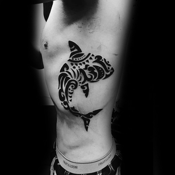 侧肋黑色图腾鲨鱼波利尼西亚风格纹身图案