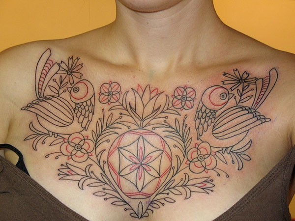 女孩胸部黑色和红色线条植物小鸟纹身图案