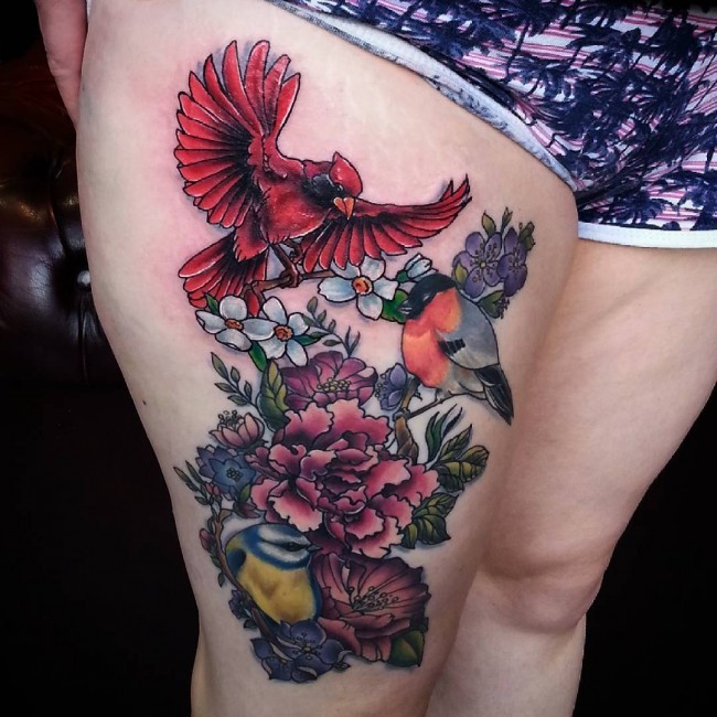 大腿奇妙的彩色鸟和盛开的花朵纹身图案