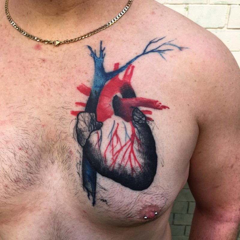 胸部逼真的彩色人体心脏纹身图案