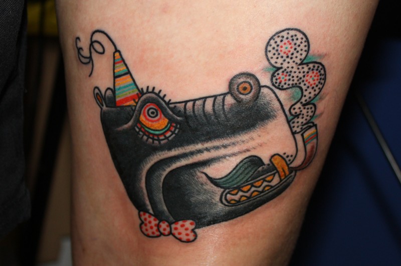 快乐的黑色河马与蝴蝶结纹身图案