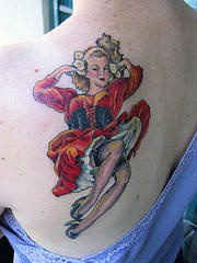 背部传统玛丽莲梦露和红色礼服纹身图案