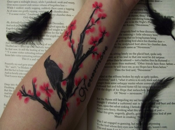 手臂彩绘开花的树与黑色乌鸦纹身图案