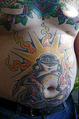 腹部快乐的弥勒佛和太阳纹身图案