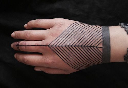简单的部落风格黑色线条手背纹身图案