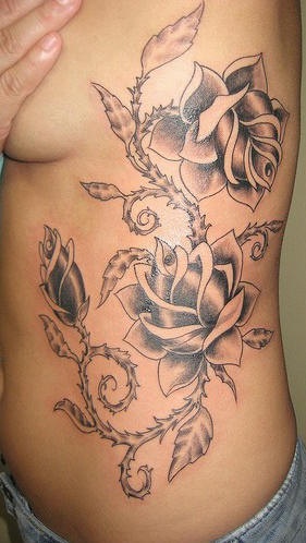 侧肋带刺的玫瑰黑色纹身图案