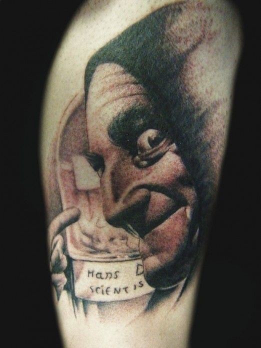 非常逼真的黑灰恐怖男性肖像纹身图案